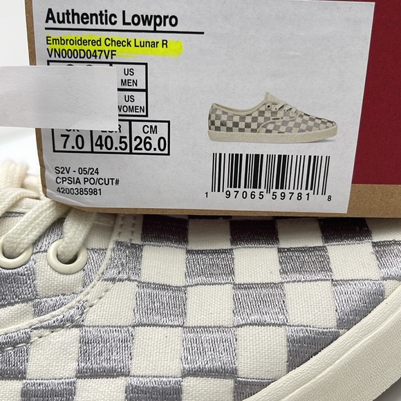 Vans WMNS Authentic Lowpro Embroidered Check Lunar R
VN000D047VF
Sneakers - Picture 16 of 16